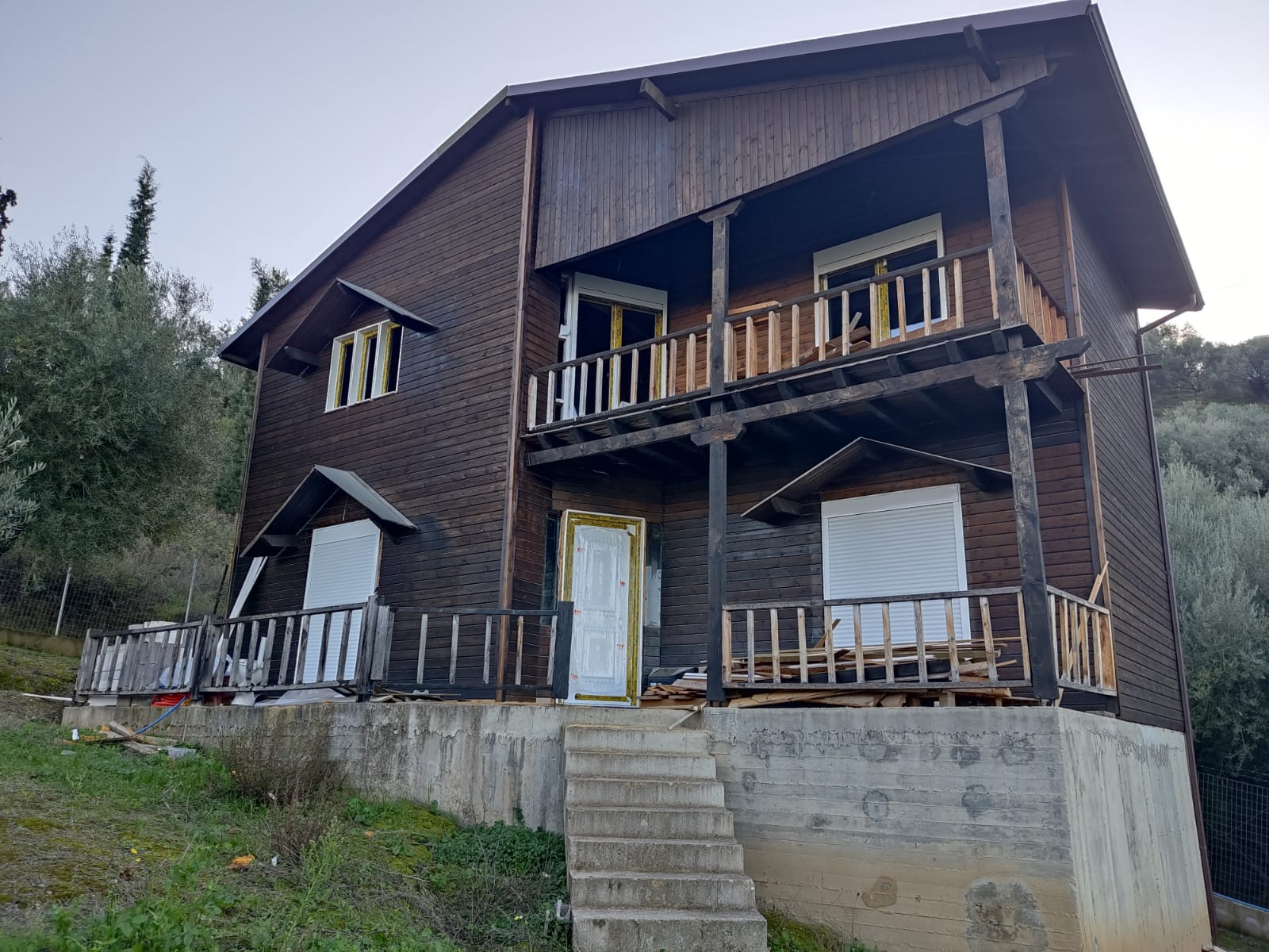 Ξύλινο σπίτι με κουφώματα αλουμινίου